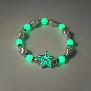 Detail van lichtgevende zeester hanger met elegante barokke parels voor dames