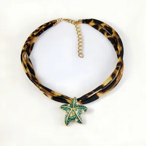 Elegante choker van luipaardprint stof met een groenblauwe zeester hanger voor vakantie