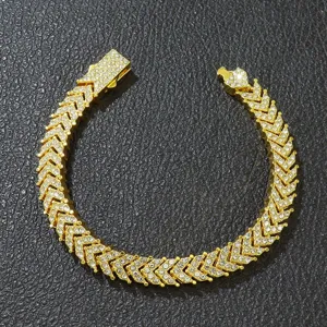 Detailansicht eines goldfarbenen Fischgräten-Tennisarmbands mit funkelnden Strasssteinen.