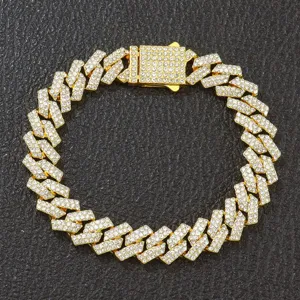 Nahaufnahme eines 10 mm goldfarbenen Iced Out Rhombus-Armbands mit klaren Strasssteinen