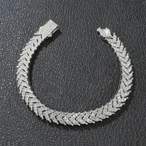 Nahaufnahme des vereisten silbernen Fischgräten-Tennisarmbands mit Strasssteinen