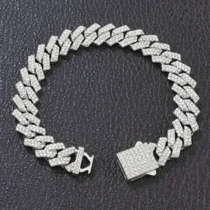 Detailansicht eines 10 mm großen, eisbedeckten Hip-Hop-Armbands mit rautenförmigen Gliedern