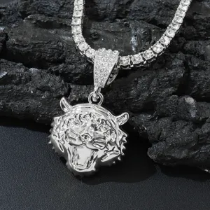Gedetailleerde macro-opname van een 3D zilveren tijgerkop hanger met luxe tennisketting