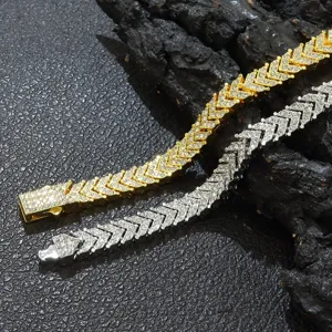 Detailansicht von vergoldeten und versilberten Fischgräten-Tennisarmbändern mit Mikro-Pavé-Steinen