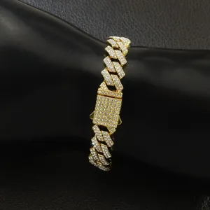 Detailansicht eines 10 mm breiten, eisgekühlten Armbands mit glänzenden Strasssteinen