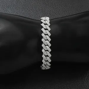 Nahaufnahme eines 10mm vollbesetzten Diamant-Armbands im Hip-Hop-Stil auf schwarzem Display