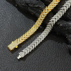 Detailaufnahme von vergoldeten und versilberten Iced-Out-Fischgräten-Tennisarmbändern