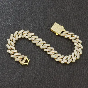 Nahaufnahme eines 10 mm breiten, eisbesetzten Rauten-Cuban-Gliederkettenarmbands.