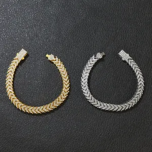 Detailansicht der gold- und silbernen Iced-Out-Fischgrätenarmbänder mit Mikro-Pavé-Steinen