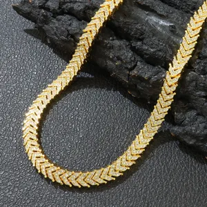 Detaillierte Makroansicht einer goldfarbenen Fischgräten-Tenniskette mit Strass