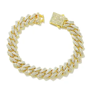 Detailansicht eines 10 mm breiten, vergoldeten Armbands mit Rhombenmuster und Strasssteinen