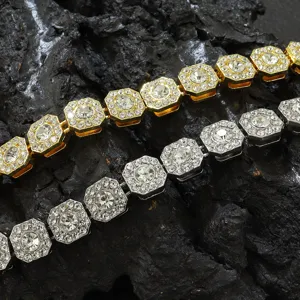 Makro-Detail von 11mm Gold- und Silberarmbändern mit achteckigen Gliedern und Steinen.