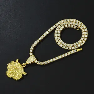 Macro-weergave van gouden tijgerkop hanger aan een fonkelende iced out tennis ketting voor heren