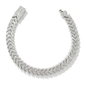 Detailansicht eines silberfarbenen Iced Out Fischgräten-Tennisarmbands mit Strass-Pavé