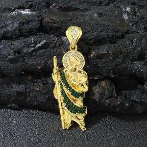 Detailaufnahme eines religiösen Anhängers in Gold mit grünen und weißen Steinen