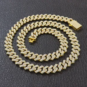 Nahaufnahme einer 10 mm breiten goldfarbenen Panzerkette mit vollflächigem Strassbesatz