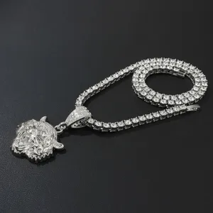 Detailopname van een zilveren tijgerkop hanger ketting met glanzende strass tennis ketting.