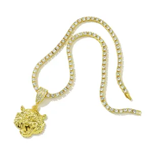 Detailweergave van de tijgerkop hanger aan een sprankelende gouden tennis ketting