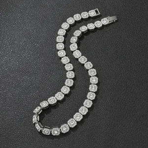 Nahaufnahme der 11 mm großen achteckigen Strass-Halskette auf schwarzem Leder.