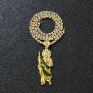 Nahaufnahme des Saint Jude-Anhängers mit grünen Steinen an einer goldenen Tenniskette.