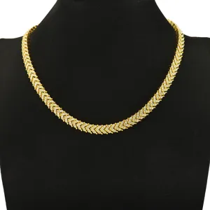 Nahaufnahme einer vergoldeten Fishtail-Tenniskette mit Strasssteinen im Hip-Hop-Stil.