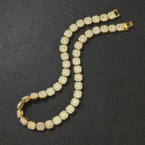 Detail einer 11 mm goldfarbenen Halskette mit achteckigen, vereisten Gliedern.