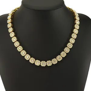 Detailansicht einer 11mm Gold-Oktogon-Halskette mit funkelnden Kristallen im Iced-Out-Stil.