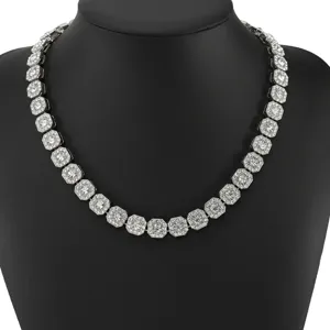 Nahaufnahme einer 11mm oktogonalen Iced-Out-Halskette mit funkelnden Kristallen