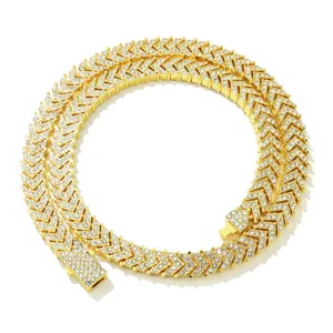 Detailaufnahme der Hip-Hop-Fischschwanz-Tenniskette mit Vollpavé-Strasssteinen.