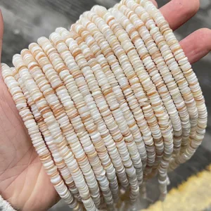 Gedetailleerd zicht op 6x2mm natuurlijke zoetwaterschelp kralen voor sieraden maken