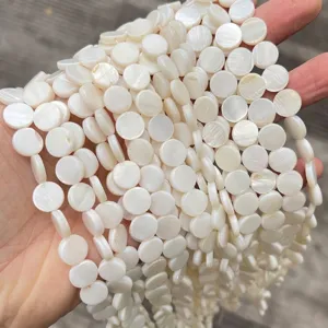 Primo piano che mostra la lucentezza naturale delle perle tonde in madreperla da 12mm.