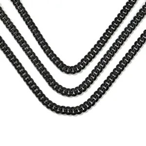 Detaillierte Ansicht einer 13 mm schwarzen Hip-Hop-Kubakette mit glitzernden Steinen