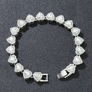 Makrodetail der herzförmigen Glieder mit schimmernden Kristallen im Silberarmband-Design