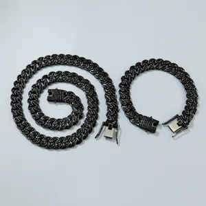 Detailansicht der 13mm schwarzen Hip-Hop-Panzerkette und des Armbands mit Strasssteinen