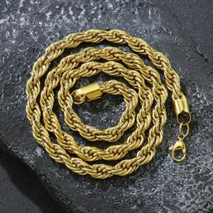 Detailansicht einer dicken goldenen Edelstahl-Kordelkette auf einer Steinfläche