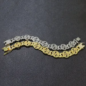 Detailansicht von Gold und Silber Dollarzeichen Kubanische Kettenarmbänder mit Iced Out