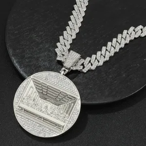 Detailansicht des Last Supper Anhängers mit vollbesetzter Diamant-Cuban-Gliederkette Schmuck