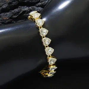 Nahaufnahme eines goldvergoldeten Herz-Cuban-Gliederarmbands mit vollem Strassbesatz