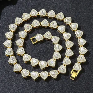Detailansicht der luxuriösen goldenen herzförmigen Halskette mit glänzenden Kristallen