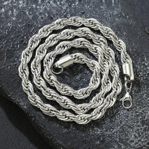 Makroaufnahme einer silbernen Edelstahl-Kordelkette mit einem stabilen Karabinerverschluss