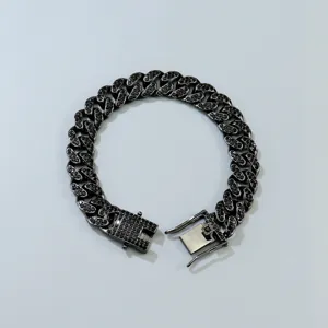 Detailansicht eines 13mm schwarzen Iced Out Panzerarmbands mit schwarzen Steinen.