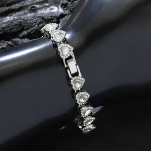 Detaillierte Makroansicht eines versilberten Herz-Gliederarmbands mit Strasssteinen