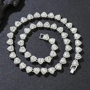 Nahaufnahme einer silbernen kubanischen Halskette besetzt mit glitzernden Strassherzen.