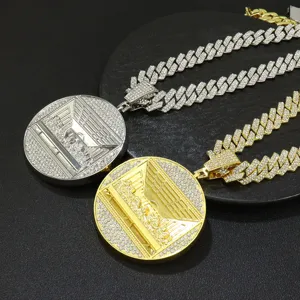 Detailaufnahme der gold- und silberfarbenen Last Supper-Anhänger mit Cuban-Link-Kette