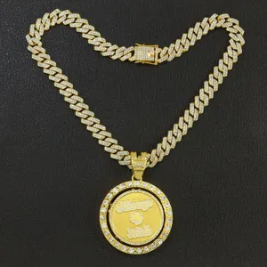 Nahaufnahme des goldfarbenen Always Irish-Medaillons und der Iced-Out-Cuban-Kette