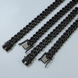 Nahaufnahme von 13mm schwarzen Iced-Out-Panzerketten mit Mikro-Strasssteinen.