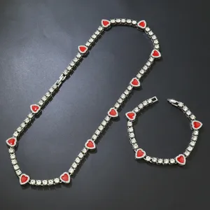 Elegantes silbernes Tennis-Set mit roten Emaille-Herzen und funkelnden Strasssteinen