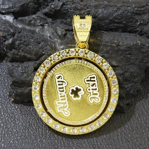 Nahaufnahme eines rotierenden goldenen runden Anhängers mit Always Irish und Strass.
