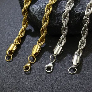 Detailansicht goldener und silberner Edelstahl-Kordelketten mit Karabinerverschluss.