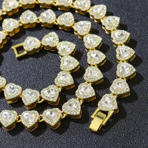Detailansicht eines 10mm goldfarbenen Herz-Gliederkette-Armbands mit Strasssteinen.